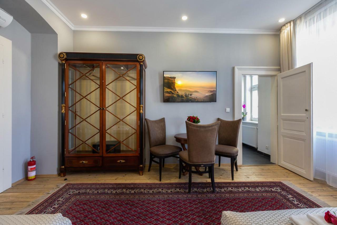 Slabur Residence — Photos 1